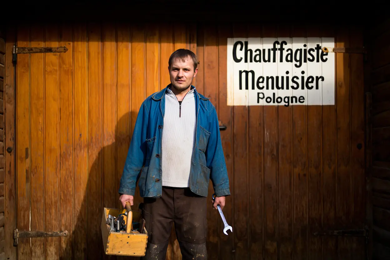 Chauffagiste polonais installant un système de chauffage moderne