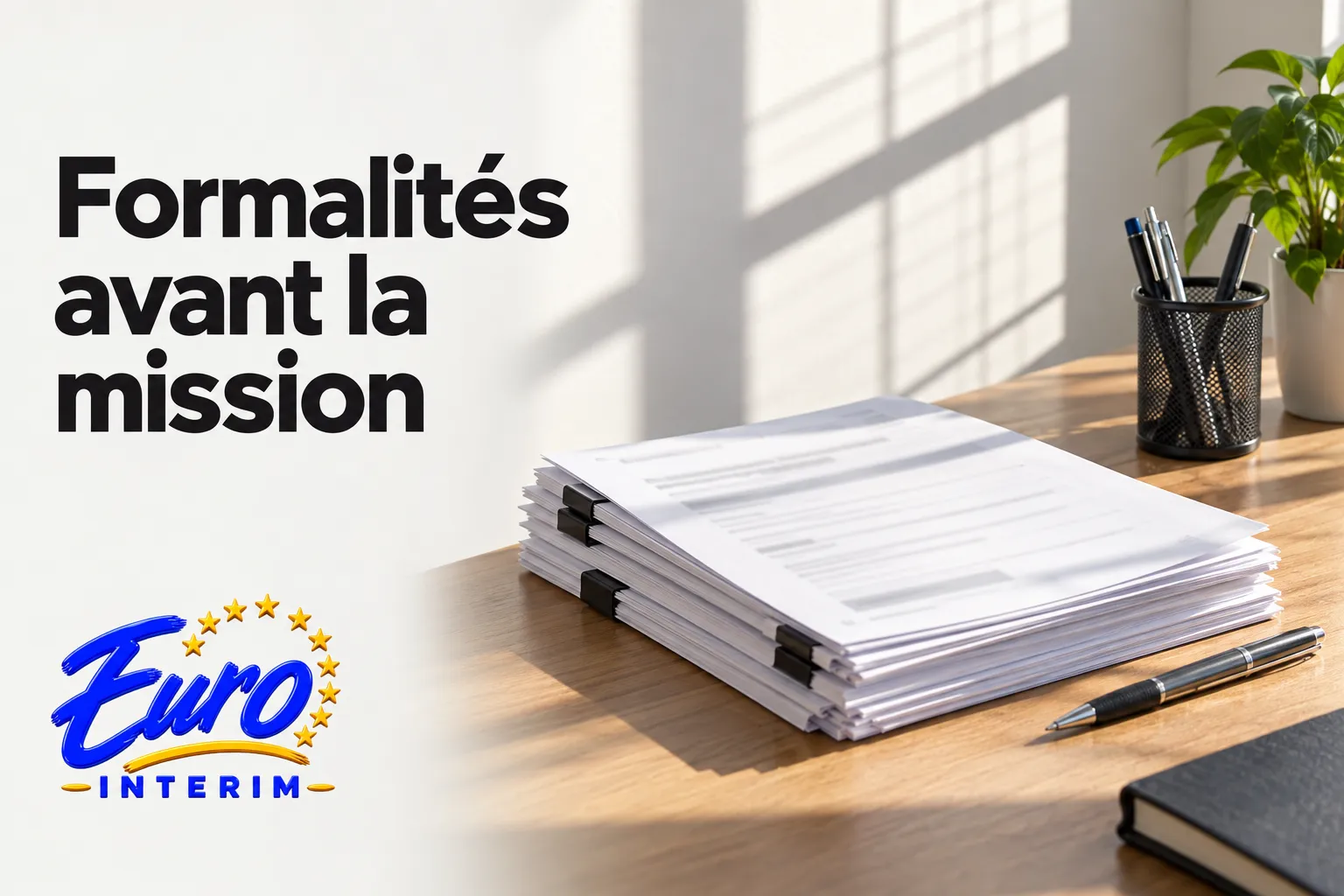 Pile de dossiers empilés sur une table de bureau avec un stylo posé à côté et une plante en arrière-plan.