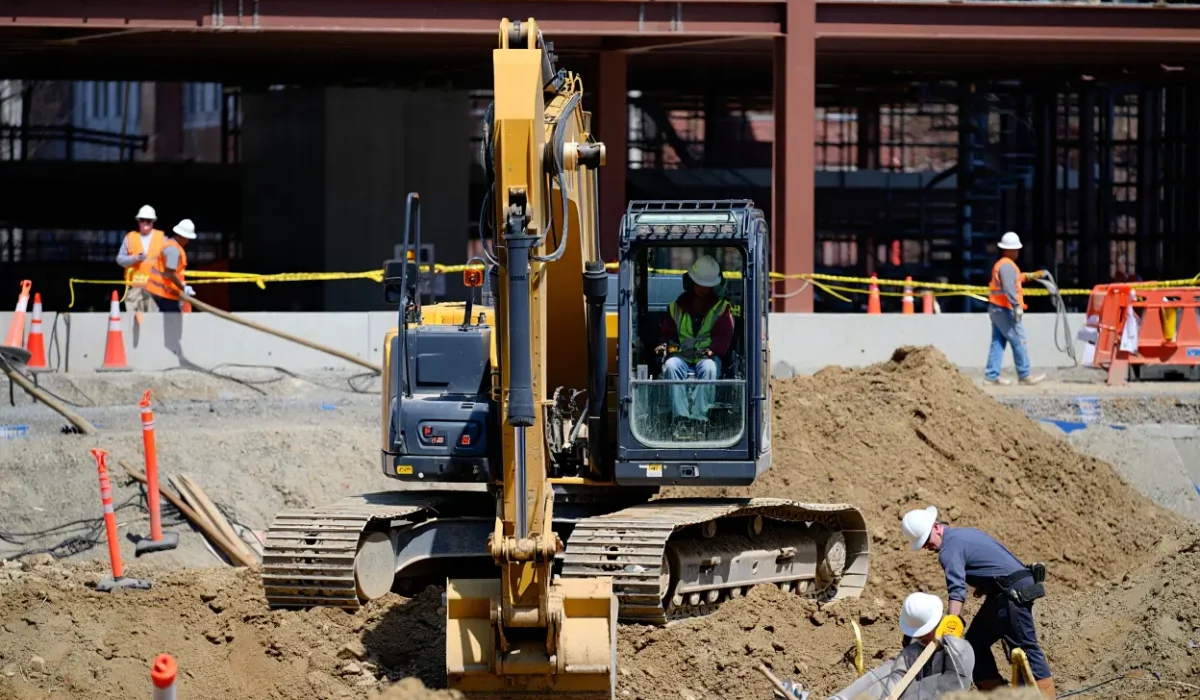 Homme travaillant sur un chantier de construction